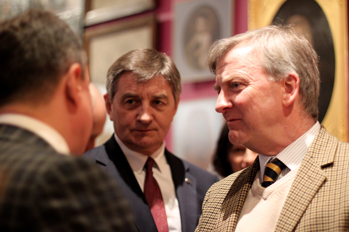 Piotr Piniński in conversation with Roman Chmelyk, director of the Historical Museum of Lwów (left) and Marek Kuchciński, marshal of the Polish House of Deputies (centre).