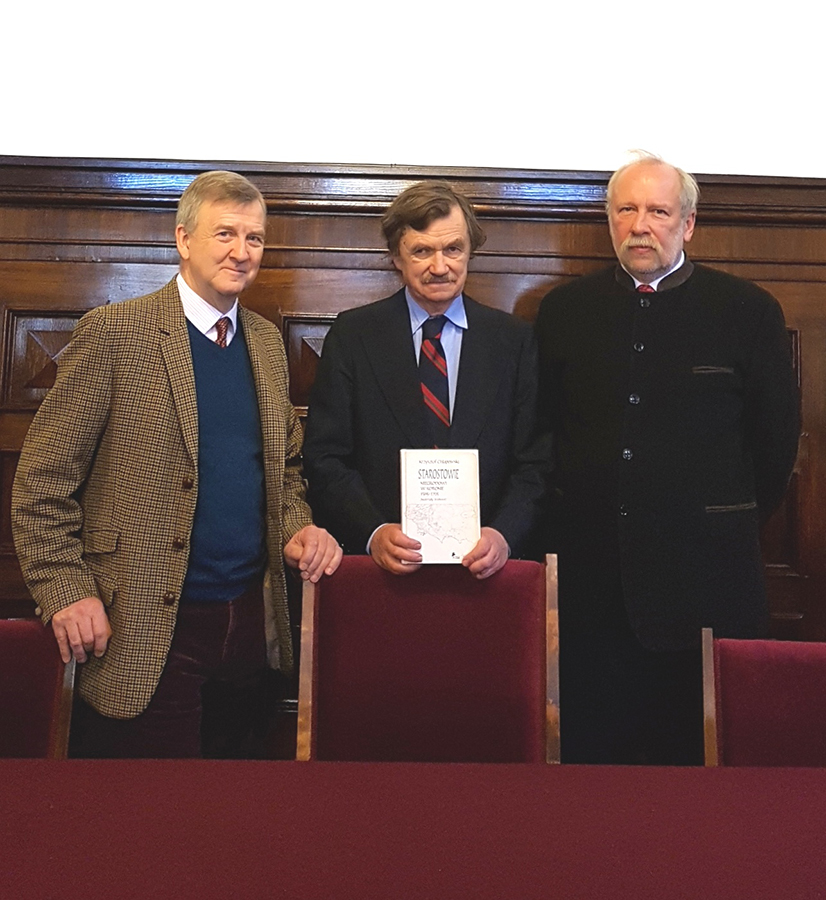 (left to right) Piotr Piniński, president of the Lanckoronski Foundation, together with professors Krzysztof Chłapowski and Sławomir Górzyński, editor-in-chief of the publishing house Wydawnictwo DiG.