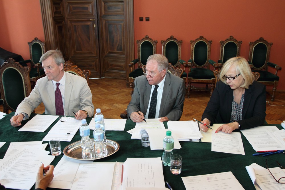 (od lewej) Piotr Piniński (prezes Fundacji Lanckorońskich), profesor Andrzej Borowski (wiceprezes Polskiej Akademii Umiejętności) oraz Katarzyna Dzięgło (sekretarz komisji).
