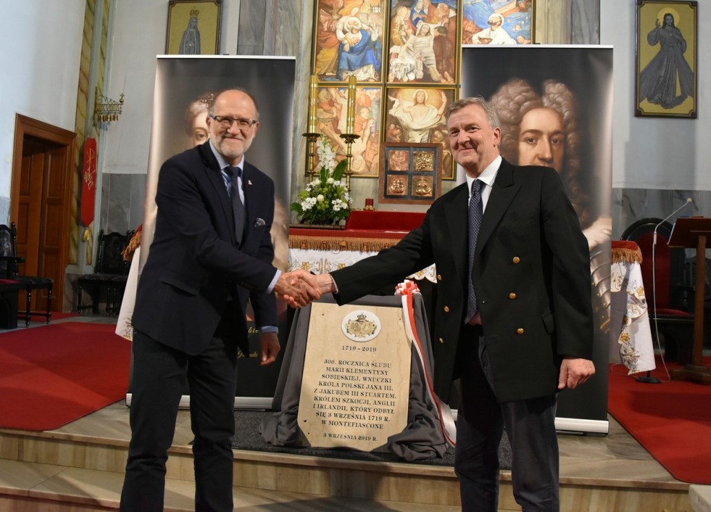 The Starosta of Oława Zdzisław Brezdeń and Piotr Piniński unveil the memorial in the Church of Saints Peter and Paul in Oława which commemorates the three hundredth anniversary of the marriage of Maria Clementine Sobieska and the exiled King James III of Great Britain.